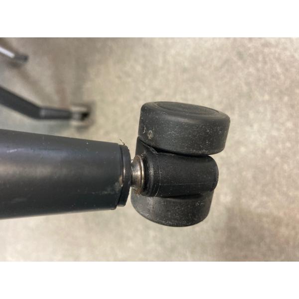 komponenty do krzeseł - elementy mocowania kółeczek do podstaw