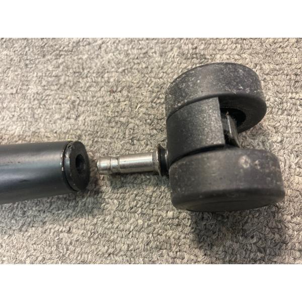 komponenty do krzeseł - elementy mocowania kółeczek do podstaw