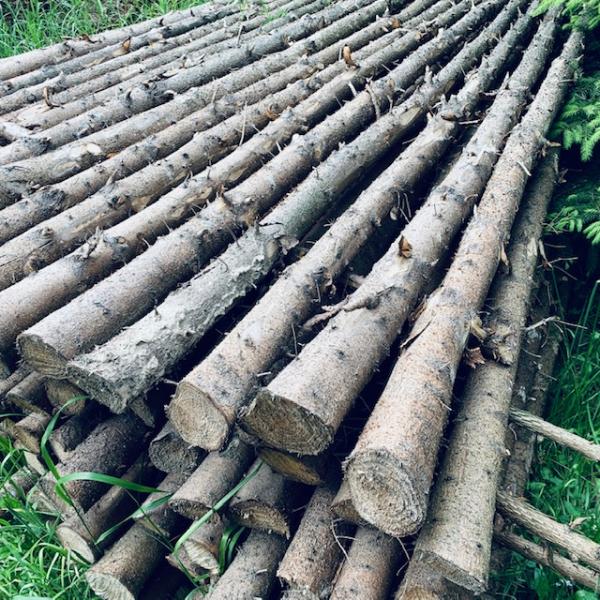 Słupki drewniane ogrodzenie tymczasowe